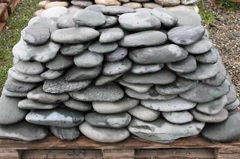 Kamenclub.ru: Галька речная плоская (темно-серая) фр. 100-200-300 мм. купить  в Сургуте галька речная плоская темно-серый, серый, синий речной галечник плоский 9000 руб/т   фото КАМЕНЬ КЛУБ