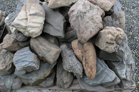 Kamenclub.ru: Песчаник декоративный ландшафтный (фр. 300-500 мм)  купить в Сургуте песчаник желтый рыжий серый зеленый валун речной окатанный природный песчаника 4 500 руб/т   фото КАМЕНЬ КЛУБ