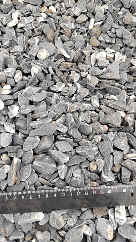 Kamenclub.ru: Щебень галтованный черный (мрамор) фр.10-20 мм.  купить в Сургуте мрамор черный с белыми прожилками, черный, белый окатанный округлый ландшафтный декоративный щебень 15000 руб/т   фото КАМЕНЬ КЛУБ