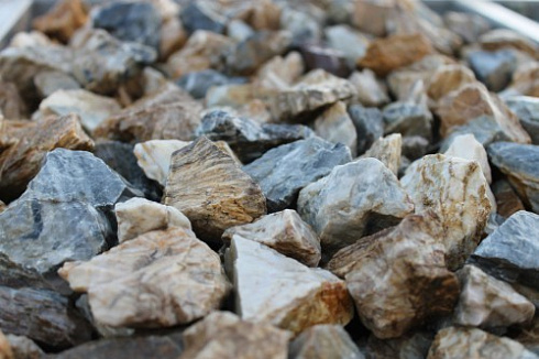 Kamenclub.ru: Мраморная крошка (щебень крошка медовый) фр. 20-40 мм.  купить в Сургуте мрамор бежевый рыжий желтый ландшафтная мраморная крошка 12000 руб/т   фото КАМЕНЬ КЛУБ