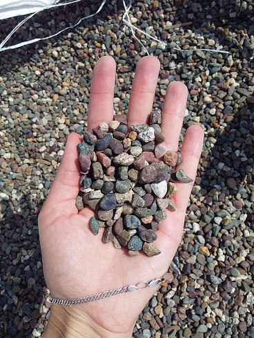 Kamenclub.ru: Галька речная окат цветная фр.5-10 мм. купить  в Сургуте галька речная белый, серый, красноватый, синий, темно-серый речная окатанная галька декоративная 6800 руб/т   фото КАМЕНЬ КЛУБ