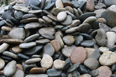 Kamenclub.ru: Галька речная плоская (ассорти) фр. 100-200-300 мм купить  в Сургуте галька галечник природный серый, белый темно-серый синий рыжий светло-серый природная галька плоская крупная 8000 руб/т   фото КАМЕНЬ КЛУБ