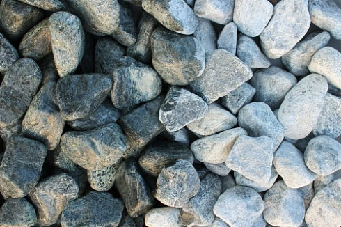 Kamenclub.ru: Щебень галтованный зеленый (змеевик) фр. 50-100 мм.  купить в Сургуте галтовка мраморная зеленый, салатовый мрамор 12 500 руб/т   фото КАМЕНЬ КЛУБ