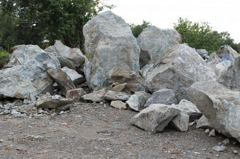 Kamenclub.ru: Змеевик скальник фр. 500-1500 мм.  купить в Сургуте змеевик зеленый серый черный глыба скальная колотая 7500 руб/т   фото КАМЕНЬ КЛУБ