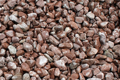 Kamenclub.ru: Мраморная крошка (щебень галтованный розовый) фр.5-10 мм.  купить в Сургуте мрамор розовый, красный окатанный мраморный щебень декоративный ландшатфный 15000 руб/т   фото КАМЕНЬ КЛУБ