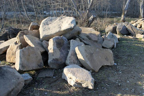 Kamenclub.ru: Песчаник плиты - плахи - пошаговые дорожки (фр. 70-150 мм)  купить в Сургуте песчаник серый бежевый желтый зеленый колотый песчаник строительный 6500 руб/т   фото КАМЕНЬ КЛУБ