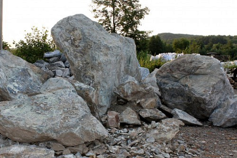 Kamenclub.ru: Змеевик скальник фр. 500-1500 мм.  купить в Сургуте змеевик зеленый серый черный глыба скальная колотая 7500 руб/т   фото КАМЕНЬ КЛУБ