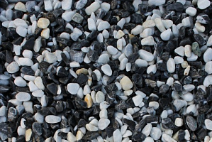 Kamenclub.ru: Мраморная крошка (щебень галтованный микс:белый-черный) фр.10-20 мм.  купить в Сургуте мрамор белый, черный окатанные округлые декоративные ландшафтные камни щебня 15500 руб/т   фото КАМЕНЬ КЛУБ