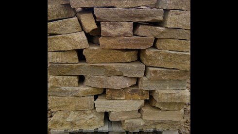 Kamenclub.ru: Песчаник пластушка желтый с рисунком (4-6 см)  купить в Сургуте плитняк пластушка желтый с рисунком песчаник 9 000 руб/м3   фото КАМЕНЬ КЛУБ