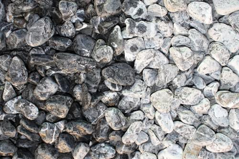 Kamenclub.ru: Щебень галтованный черный (мрамор) фр.20-40 мм.  купить в Сургуте мрамор черный с белыми прожилками мрамор окатанный округлый 15000 руб/т   фото КАМЕНЬ КЛУБ