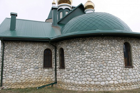 Kamenclub.ru: Галька речная плоская (бело-серая) фр. 100-200-300 мм. купить  в Сургуте галька речная плоская серый, белый, бело-серый, серо-белый речная галька плоская  9000 руб/т   фото КАМЕНЬ КЛУБ