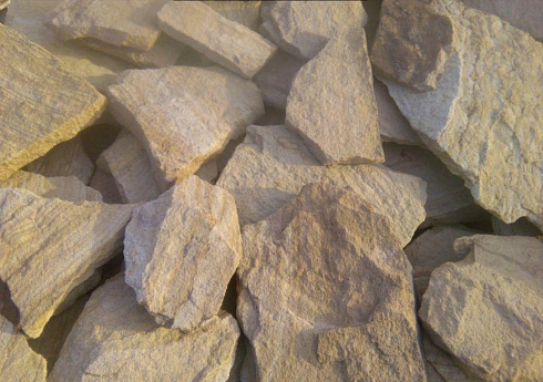 Kamenclub.ru: Песчаник пластушка "фонтанка" желтая (3,0 - 5,0 см)  купить в Сургуте песчаник желтая, рыжий, желтый песчаник колотый рваный со сколом облицовочный 16200 руб/м3   фото КАМЕНЬ КЛУБ