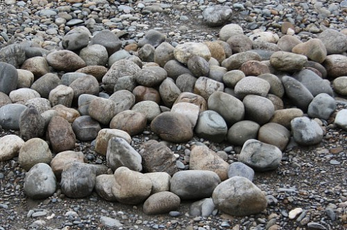 Kamenclub.ru: Речной валун (Ассорти) фр.100-300 мм.  купить в Сургуте галечник серый, темно-серый, светло-серый речная галька крупных размеров 4200 руб/т   фото КАМЕНЬ КЛУБ