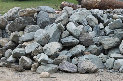 Kamenclub.ru: Гранит скальник (серо-зеленый) фр. 100-500 мм.  купить в Сургуте гранит зеленый, серый, салатовый крупный ландшафтный валун 6 000 руб/т   фото КАМЕНЬ КЛУБ