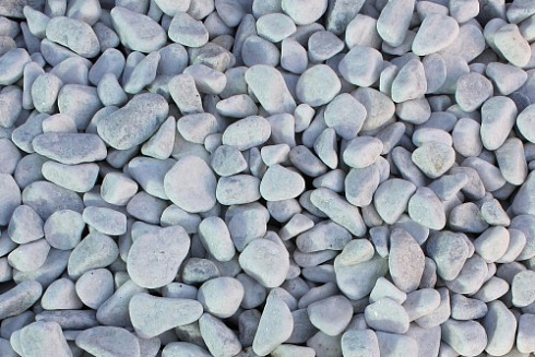 Kamenclub.ru: Щебень галтованный белый (мрамор) фр.5-10 мм.  купить в Сургуте мрамор белый, айвори, молочный каменная мраморная декоративная ландшафтная крошка 17000 руб/т   фото КАМЕНЬ КЛУБ