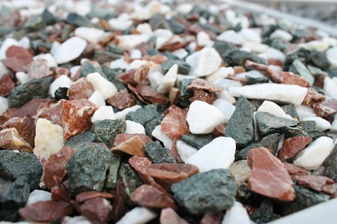 Kamenclub.ru: Мраморная крошка (щебень крошка микс: белый-зеленый-розовый) фр. 10-20 мм.  купить в Сургуте мрамор белый, зеленый, розовый декоративный ландшафтный колотый щебень 12000 руб/т   фото КАМЕНЬ КЛУБ