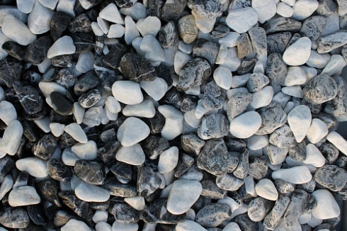 Kamenclub.ru: Мраморная крошка (щебень галтованный микс:: белый-черный) фр.20-40 мм  купить в Сургуте мрамор белый, черный мраморный галтованный щебень 15500 руб/т   фото КАМЕНЬ КЛУБ