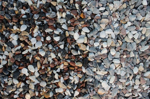 Kamenclub.ru: Мраморная крошка (щебень галтованный микс:белый-черный-розовый-медовый) фр.10-20 мм.  купить в Сургуте мрамор белый, медовый, черный, розовый мраморный декоративный ландшафтный окатанный округлый галтованный щебень 15500 руб/т   фото КАМЕНЬ КЛУБ