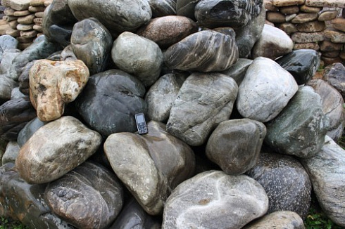 Kamenclub.ru: Речной валун Кабанчик фр.300-500 мм.  купить в Сургуте крупный природный камень галька серый, темно-серый речной валун галечник масштабный 7000 руб/т   фото КАМЕНЬ КЛУБ