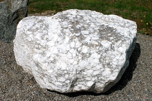 Kamenclub.ru: Мраморизированный известняк фр.500-1500 мм.  купить в Сургуте    10000 руб/т   фото КАМЕНЬ КЛУБ