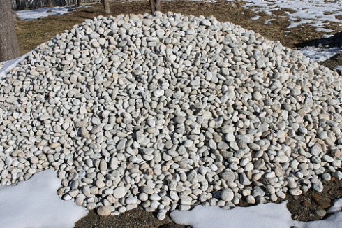 Kamenclub.ru: Галька речная окат (серо-белая) фр. 70-120 мм купить  в Сургуте галька галечник бело-серая, серо-белая, серая, белая речная природная галька  8000 руб/т   фото КАМЕНЬ КЛУБ