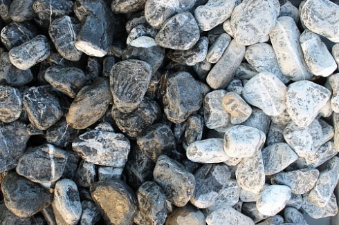 Kamenclub.ru: Щебень галтованный черный (мрамор) фр. 50-100 мм.  купить в Сургуте мрамор черный с белыми прожилками щебень ландшафтный мраморный 15000 руб/т   фото КАМЕНЬ КЛУБ