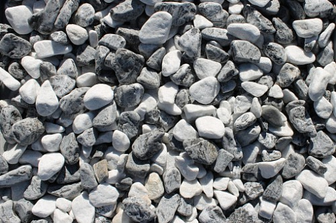 Kamenclub.ru: Мраморная крошка (щебень галтованный микс:: белый-черный) фр.20-40 мм  купить в Сургуте мрамор белый, черный мраморный галтованный щебень 15500 руб/т   фото КАМЕНЬ КЛУБ