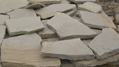 Kamenclub.ru: Песчаник пластушка светло-серый (2,0 см)  купить в Сургуте плитняк- ластушка светло-серый, серый рваный ландшафтный плитняк колотый 13800 руб/м3   фото КАМЕНЬ КЛУБ
