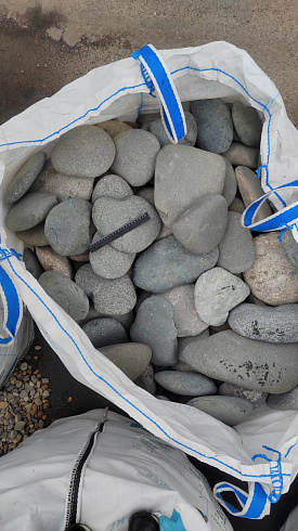 Kamenclub.ru: Галька речная плоская (темно-серая) фр. 70-150 мм. купить  в Сургуте галечник природный темно-серый серый синий речная плоская природная окатанная  9000 руб/т   фото КАМЕНЬ КЛУБ