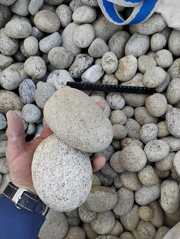 Kamenclub.ru: Галька речная окат (серо-белая) фр. 70-120 мм купить  в Сургуте галька галечник бело-серая, серо-белая, серая, белая речная природная галька  8000 руб/т   фото КАМЕНЬ КЛУБ