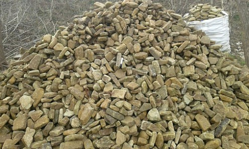 Kamenclub.ru: Песчаник для строительства и кладки блочный (фр 100-200 мм)  купить в Сургуте песчаник бежевый серый рыжий валун мелкий для строительства песчаник 6500 руб/т   фото КАМЕНЬ КЛУБ