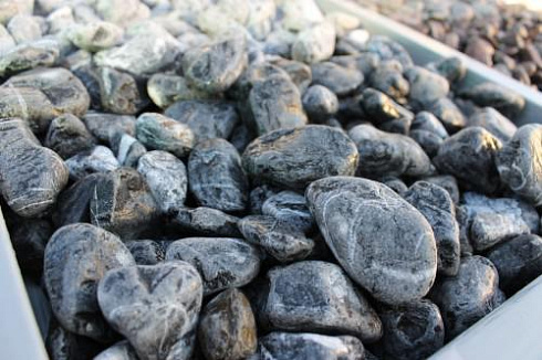 Kamenclub.ru: Щебень галтованный черный (мрамор) фр.20-40 мм.  купить в Сургуте мрамор черный с белыми прожилками мрамор окатанный округлый 15000 руб/т   фото КАМЕНЬ КЛУБ