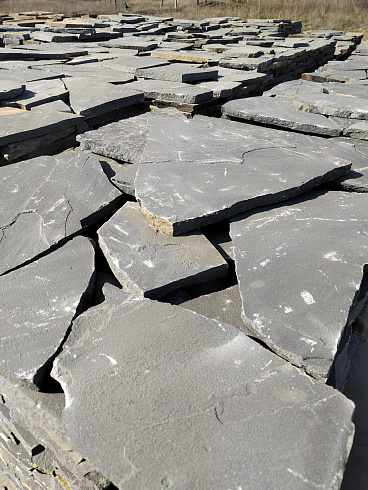 Kamenclub.ru: Песчаник пластушка светло-серый (2,0 см)  купить в Сургуте плитняк- ластушка светло-серый, серый рваный ландшафтный плитняк колотый 13800 руб/м3   фото КАМЕНЬ КЛУБ