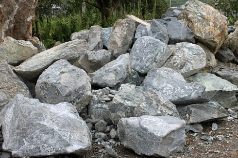 Kamenclub.ru: Змеевик скальник фр. 500-1500 мм.  купить в Сургуте змеевик зеленый серый черный глыба скальная колотая 7500 руб/т   фото КАМЕНЬ КЛУБ