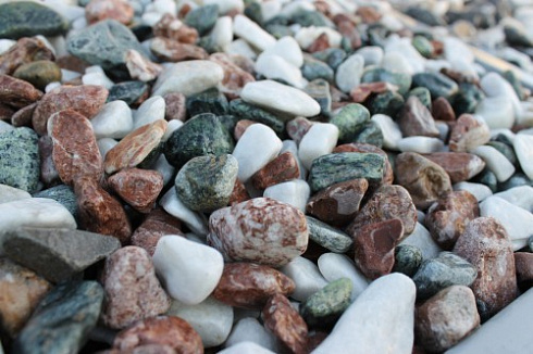 Kamenclub.ru: Мраморная крошка (щебень галтованный микс:белый-зеленый-розовый) фр.20-40 мм.  купить в Сургуте мрамор белый, зеленый, розовый мрамор декоративный (галтовка) 15500 руб/т   фото КАМЕНЬ КЛУБ