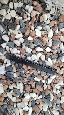 Kamenclub.ru: Мраморная крошка (щебень галтованный микс:белый-зеленый-розовый) фр.20-40 мм.  купить в Сургуте мрамор белый, зеленый, розовый мрамор декоративный (галтовка) 15500 руб/т   фото КАМЕНЬ КЛУБ