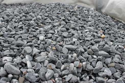 Kamenclub.ru: Щебень галтованный черный (мрамор) фр.10-20 мм.  купить в Сургуте мрамор черный с белыми прожилками, черный, белый окатанный округлый ландшафтный декоративный щебень 15000 руб/т   фото КАМЕНЬ КЛУБ