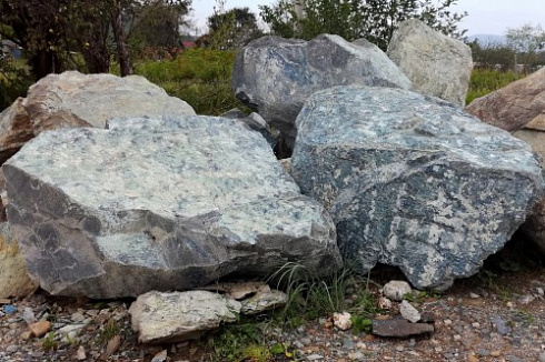 Kamenclub.ru: Змеевик скальник фр. 500-1500 мм.  купить в Сургуте змеевик зеленый серый черный глыба скальная колотая 7500 руб/т   фото КАМЕНЬ КЛУБ