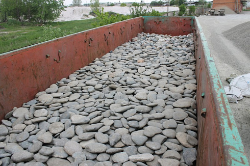 Kamenclub.ru: Галька речная плоская (серо-белая) фр. 70-120 мм. купить  в Сургуте галька галечник речной серый, белый окатанная плоская  природная галька 9000 руб/т   фото КАМЕНЬ КЛУБ