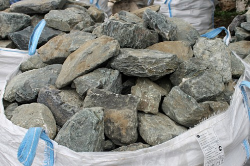 Kamenclub.ru: Гранит скальник (серо-зеленый) фр. 100-500 мм.  купить в Сургуте гранит зеленый, серый, салатовый крупный ландшафтный валун 6 000 руб/т   фото КАМЕНЬ КЛУБ