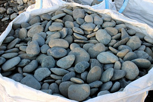 Kamenclub.ru: Галька речная плоская (темно-серая) фр. 100-200-300 мм. купить в Сургуте галька речная плоская темно-серый, серый, синий речной галечник плоский 9000 руб/т   фото КАМЕНЬ КЛУБ