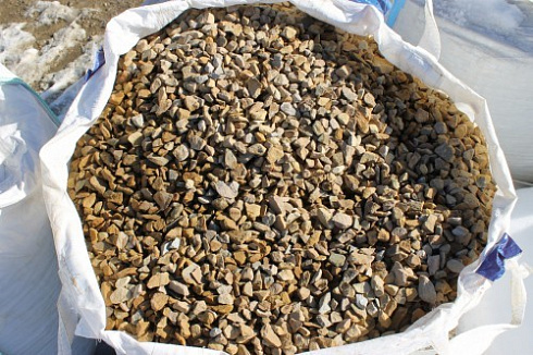 Kamenclub.ru: Щебень крошка желтый (песчаник) фр. 20-40 мм.  купить в Сургуте песчаник бежевый рыжий каменная крошка песчаника 9500 руб/т   фото КАМЕНЬ КЛУБ