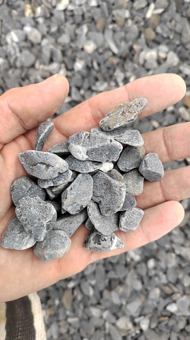 Kamenclub.ru: Щебень галтованный черный (мрамор) фр.10-20 мм.  купить в Сургуте мрамор черный с белыми прожилками, черный, белый окатанный округлый ландшафтный декоративный щебень 15000 руб/т   фото КАМЕНЬ КЛУБ