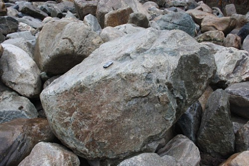 Kamenclub.ru: Гранит скальник (серо-зеленый) фр. 500-1500 мм.  купить в Сургуте гранит мрамор  серый зеленый темно-серый глыба скальная колотая ландшафтная 7 500 руб/т   фото КАМЕНЬ КЛУБ