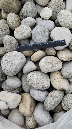 Kamenclub.ru: Галька речная окат (серо-белая) фр. 70-120 мм купить  в Сургуте галька галечник бело-серая, серо-белая, серая, белая речная природная галька  8000 руб/т   фото КАМЕНЬ КЛУБ