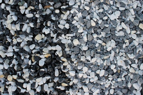 Kamenclub.ru: Мраморная крошка (щебень галтованный микс:белый-черный) фр.10-20 мм.  купить в Сургуте мрамор белый, черный окатанные округлые декоративные ландшафтные камни щебня 15500 руб/т   фото КАМЕНЬ КЛУБ