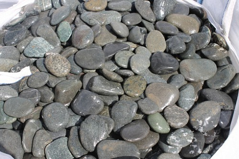 Kamenclub.ru: Галька речная плоская (темно-серая) фр. 100-200-300 мм. купить  в Сургуте галька речная плоская темно-серый, серый, синий речной галечник плоский 9000 руб/т   фото КАМЕНЬ КЛУБ