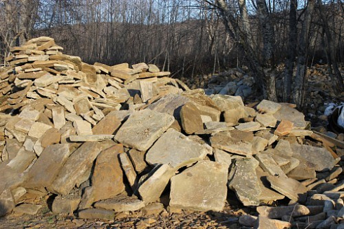 Kamenclub.ru: Песчаник плиты - плахи - пошаговые дорожки (фр. 70-150 мм)  купить в Сургуте песчаник серый бежевый желтый зеленый колотый песчаник строительный 6500 руб/т   фото КАМЕНЬ КЛУБ