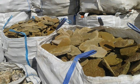 Kamenclub.ru: Песчаник колотый для облицовки (фр. 2-3 см)  купить в Сургуте песчаник бежевый серый рыжий песчаник строительный 5000 руб/т   фото КАМЕНЬ КЛУБ