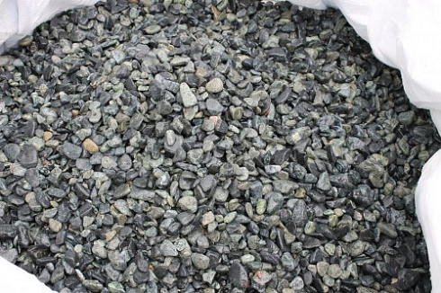 Kamenclub.ru: Щебень галтованный зеленый (змеевик) фр. 20-40 мм.  купить в Сургуте мрамор зеленый, салатовый оголтованный щебень мраморный 12500 руб/т   фото КАМЕНЬ КЛУБ